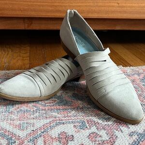 Khrio Pointy Toe Suede Flats/Loafers with Adorable Cut Detail, Zip Heel, sz 40
